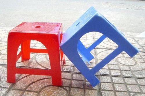 Con hỏi khó 'vì sao trên mặt ghế nhựa có lỗ tròn', mẹ đáp khéo khiến ai cũng nể