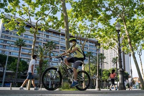 Hơn 80 tỷ phú kêu gọi tăng thuế nhằm vào giới siêu giàu