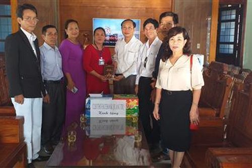 Tặng tuyển tập thơ Tình đất- Tình người cho Di tích Quốc gia đặc biệt Thành Cổ Quảng Trị