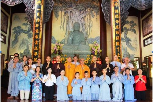 Chùa Trúc Lâm cúng dường trường hạ tại Huế