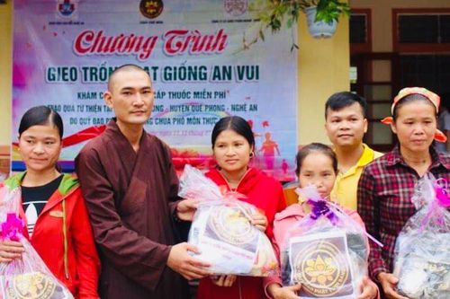 Chùa Phổ Môn trao quà, khám và phát thuốc miễn phí