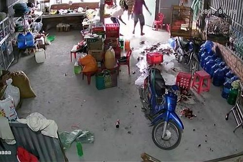 Một gia đình bị côn đồ kéo đến đập phá để đòi nợ