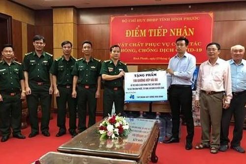 Tặng đèn năng lượng mặt trời cho Bộ đội Biên phòng