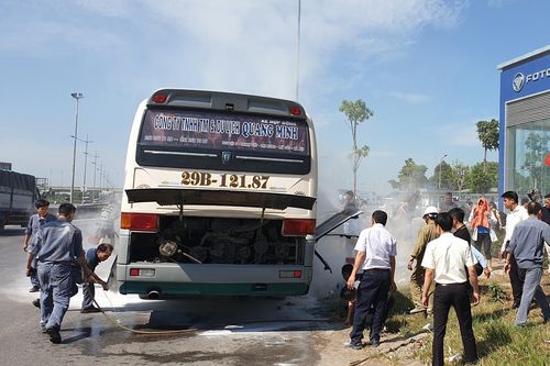 Ô tô chở 40 khách đi du lịch Sầm Sơn bốc cháy, nhiều người lao vào giải cứu