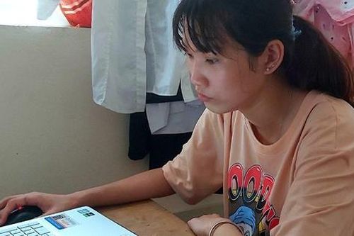Nghịch cảnh mùa nắng nóng, sinh viên nghèo sợ về phòng trọ