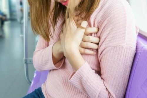 Hai phụ nữ bị nhiễm trùng, hoại tử ngực vì làm đẹp ở spa