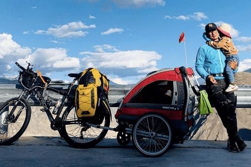 Người cha Trung Quốc dạy con bài học cuộc sống qua 71 ngày đạp xe
