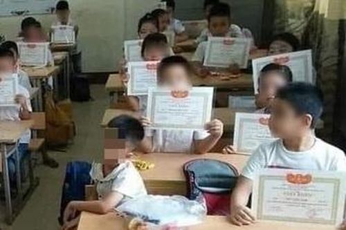 Phát giấy khen cho cả lớp, nhói lòng thầy cô