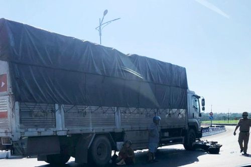Va chạm với ôtô tải, tài xế xe máy tử vong