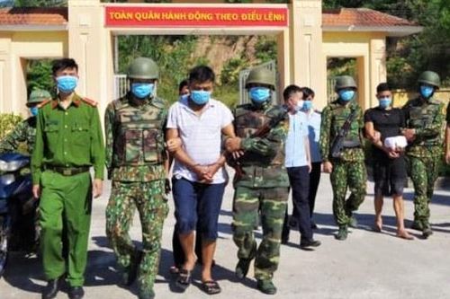 Hai kẻ vận chuyển thuê ma túy đá ra Hà Nội bị bắt