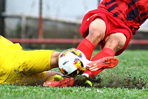 Cầu thủ HAGL lĩnh thẻ đỏ trước mặt bầu Đức