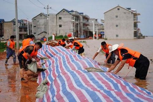 Trung Quốc áp dụng các biện pháp 'thời chiến' đối phó lũ lụt nghiêm trọng