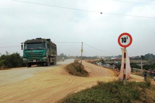 Xe quá tải hoành hành trên đê, Bộ Nông nghiệp đề nghị xử lý nghiêm