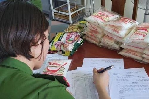 Bắt giữ hơn 1.200 gói hạt nêm, mì chính giả