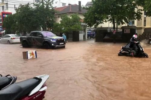 Nhiều nơi tại Đà Lạt ngập sâu sau trận mưa lớn