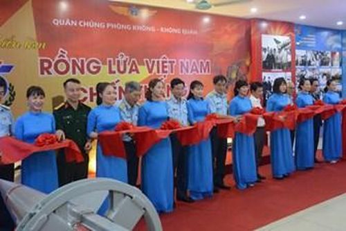 Gần 400 hiện vật được trưng bày tại Triển lãm 'Rồng lửa Việt Nam chiến thắng'