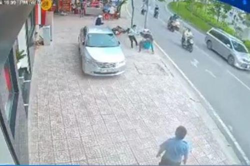Dùng dao, bình xịt hơi cay tấn công người đi bộ để cướp điện thoại