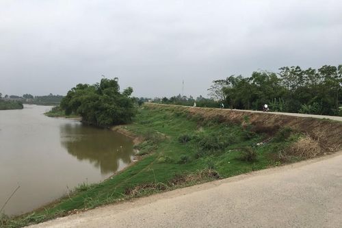 Ngăn chặn ngay tình trạng xe quá tải tàn phá đê