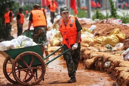 Mưa lũ uy hiếp, hàng nghìn binh sĩ ăn ngủ sát bờ đê ứng trực