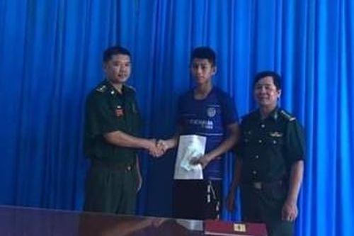 Đại úy Biên phòng nhặt được của rơi, trả lại người đánh mất