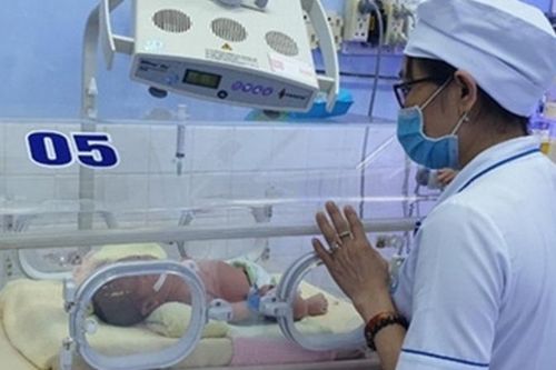 Tìm người thân cho bé sơ sinh bị bỏ rơi ven đường