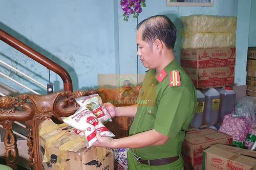 Phát hiện 1 cơ sở sản xuất hàng ngàn gói hạt nêm giả