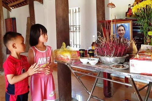 Bố mẹ lần lượt qua đời, 2 chị em 5 tuổi không nơi nương tựa