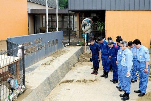 Thủ tướng Nhật thị sát vùng bị lũ lụt tàn phá