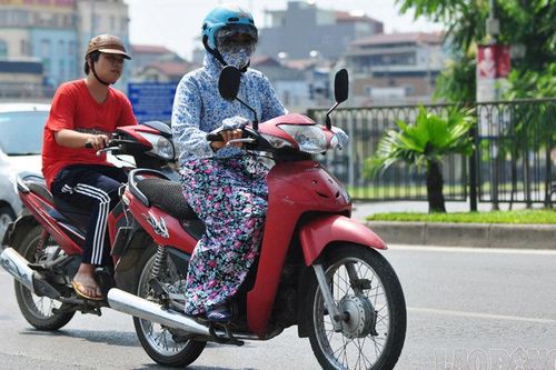 Mặc áo dài, áo chống nắng đi xe máy thế nào cho an toàn