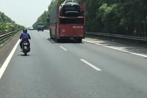 Nam thanh niên liều mạng chạy xe máy trên cao tốc Pháp Vân - Cầu Giẽ