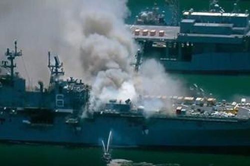 Tàu tấn công đổ bộ USS Bonhomme Richard của Hải quân Hoa Kỳ vẫn đang cháy dữ dội