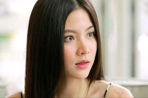 Vòi nước bị hỏng, tôi vội chạy sang nhờ hàng xóm giúp đỡ, nhưng cánh cửa mở ra tôi choáng váng thấy bóng dáng quen thuộc