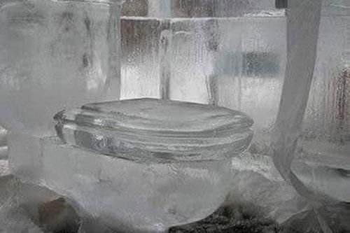 Cười sái quai hàm với những chiếc bồn cầu 'băng thanh, ngọc khiết'... 'đi' một lần cạch tới già