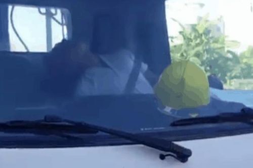 Clip: Đâm trúng xe máy, nam tài xế xe tải ngồi tại chỗ lắc lư, múa may chân tay khiến nhiều người khiếp sợ
