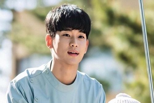Kim Soo Hyun đăng ảnh hậu trường lầy lội của dàn diễn viên Điên thì có sao