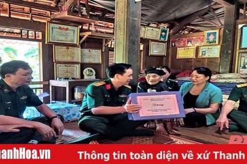 Chỉ huy trưởng Bộ CHQS Thanh Hóa thăm, tặng quà gia đình chính sách tại 2 huyện Lang Chánh và Quan Hóa