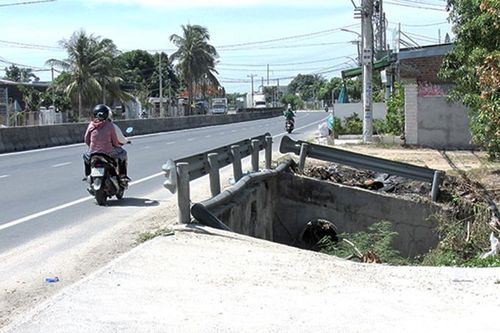 Thiếu lan can bảo vệ