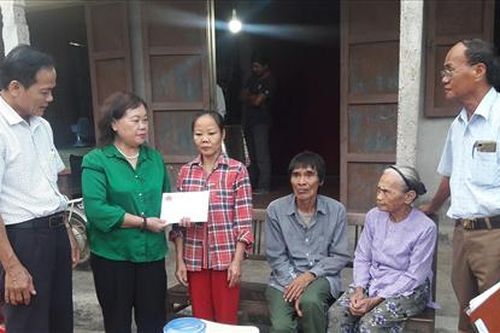 Trao 5 nhà tình thương cho các hộ khó khăn