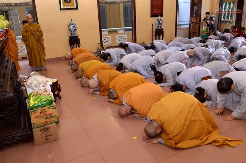 Phân ban Ni giới TP.HCM thăm, cúng dường trường hạ