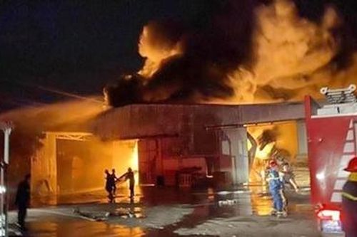 Kho chứa hàng đồ gỗ nội thất phát hỏa dữ dội trong đêm