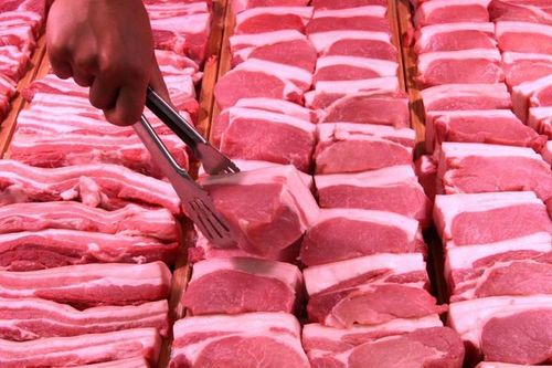 Giá thịt lợn bán lẻ vẫn tăng trong tháng nhập khẩu lợn sống từ Thái Lan
