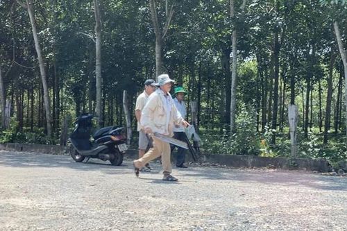 Người đàn ông cầm mã tấu đuổi chém phụ nữ đi đường