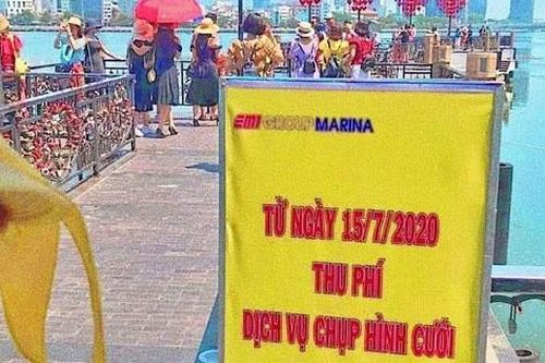 Cô dâu, chú rể phải trả 300 nghìn đồng để chụp ảnh ở cầu tình yêu Đà Nẵng