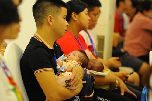 Bố mẹ mang gen bệnh Thalassemia hạnh phúc vỡ òa đón con chào đời khỏe mạnh