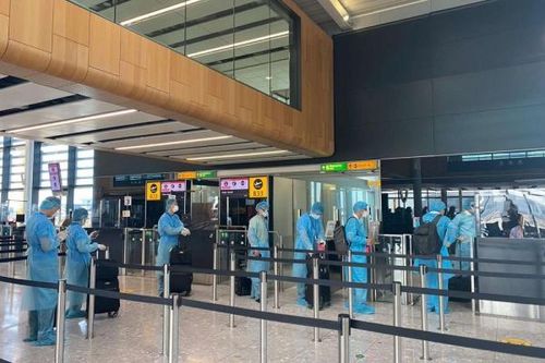 Đón thêm hàng trăm công dân Việt Nam ở Anh, Australia về nước an toàn