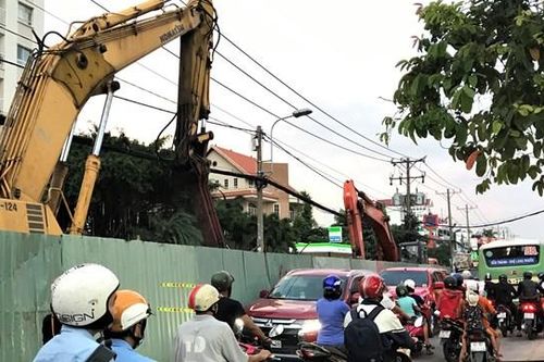 Dân 'than trời' vì lô cốt giữa đường
