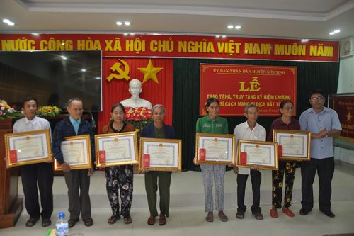 Quảng Ngãi: Trao Kỷ niệm chương cho chiến sỹ cách mạng bị địch bắt tù đày