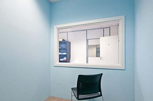 Ảnh về phòng thẩm vấn của cảnh sát gây ấn tượng ở triển lãm Helsinki