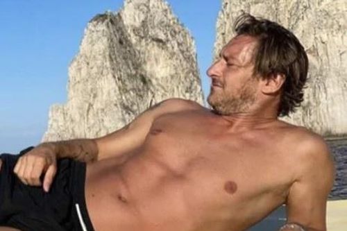 Cơ bắp rắn chắc của Totti ở tuổi 43
