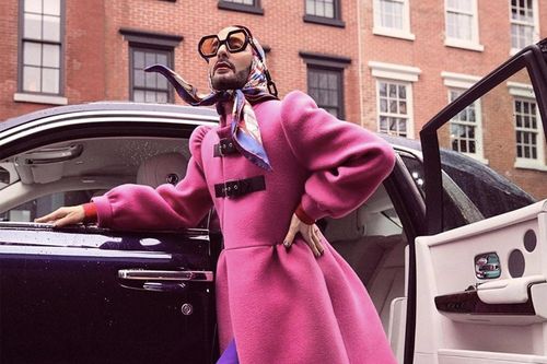 Marc Jacobs gây tranh cãi khi mặc quần áo nữ, trang điểm đậm